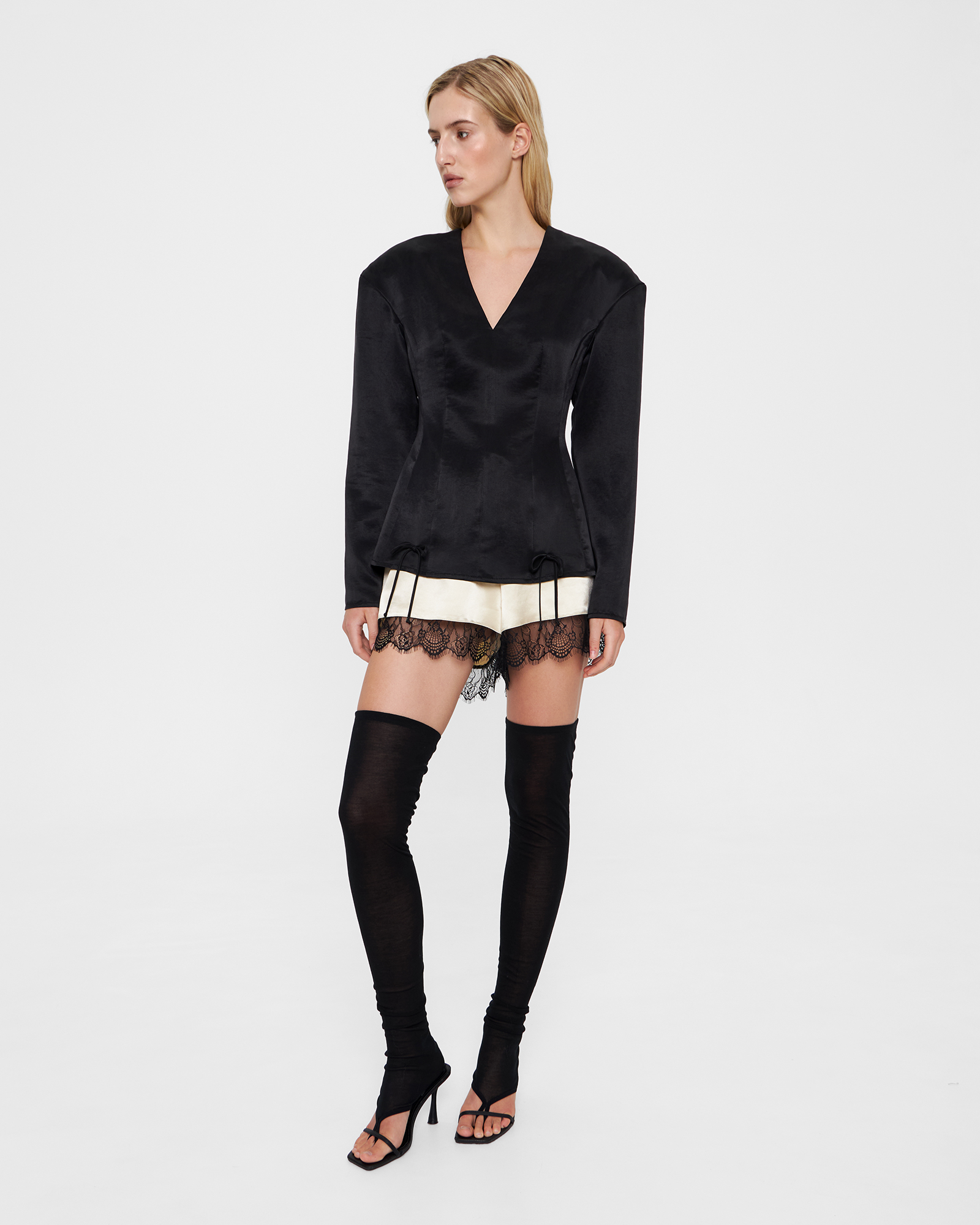 Блуза с V-вырезом в черном цвете