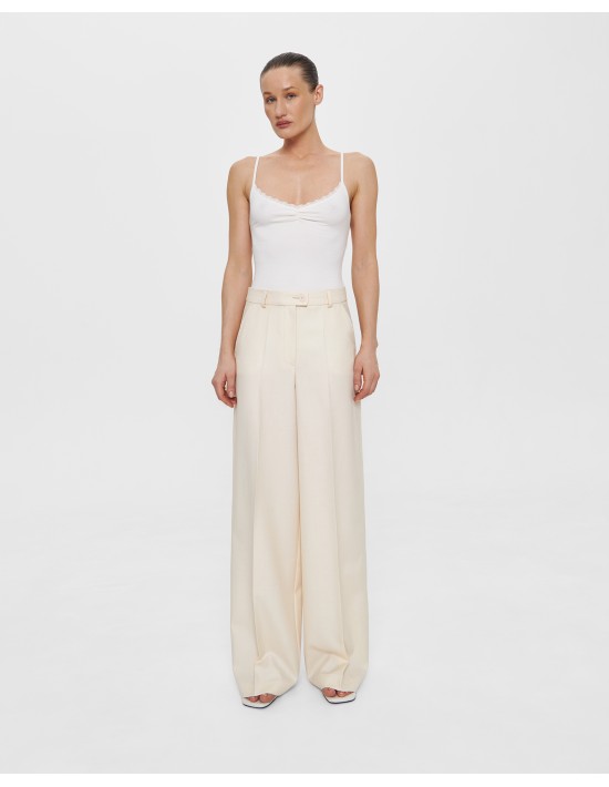 Широкие брюки в мужском стиле в сливочном цвете