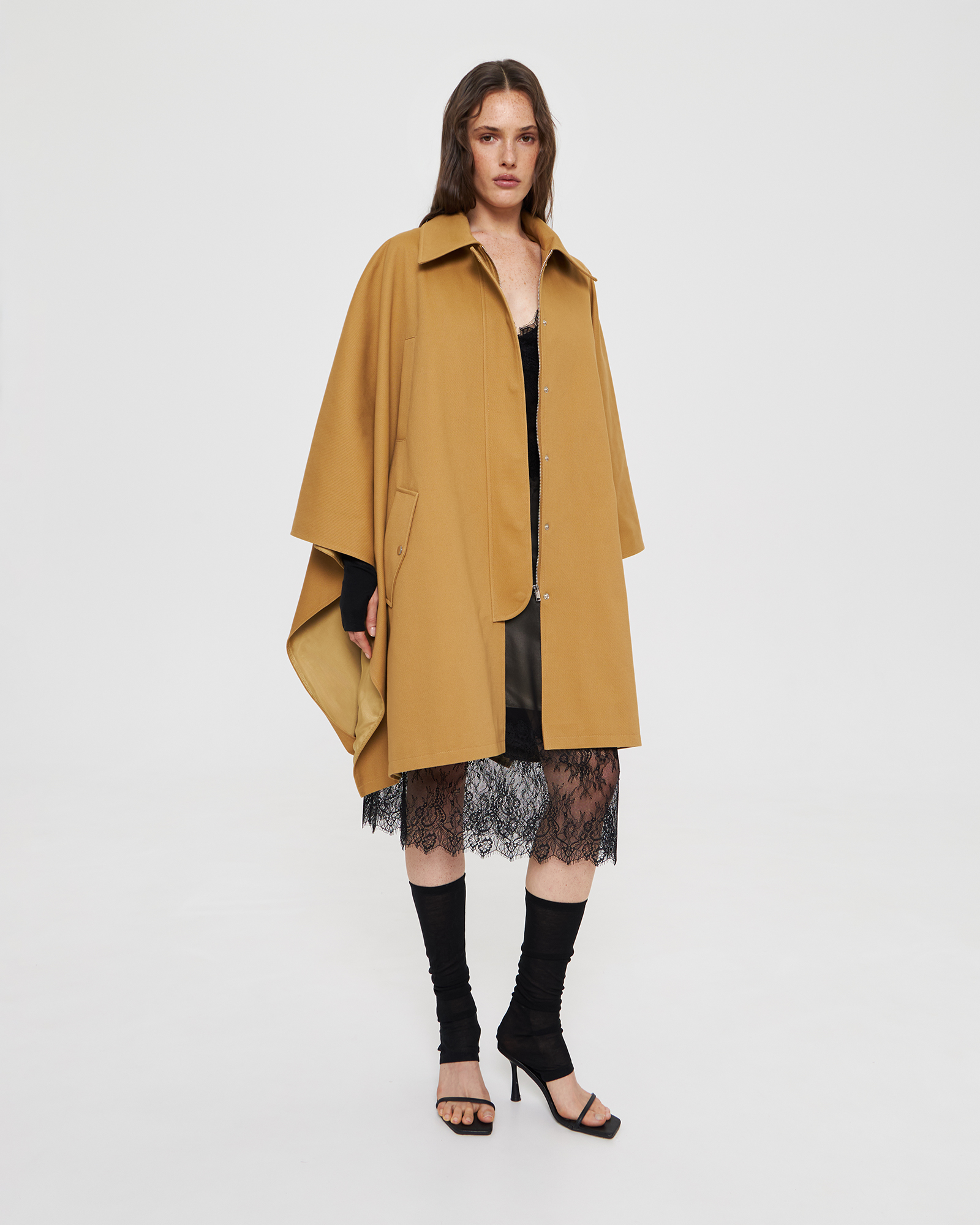 Тренч-кейп в цвете кэмел