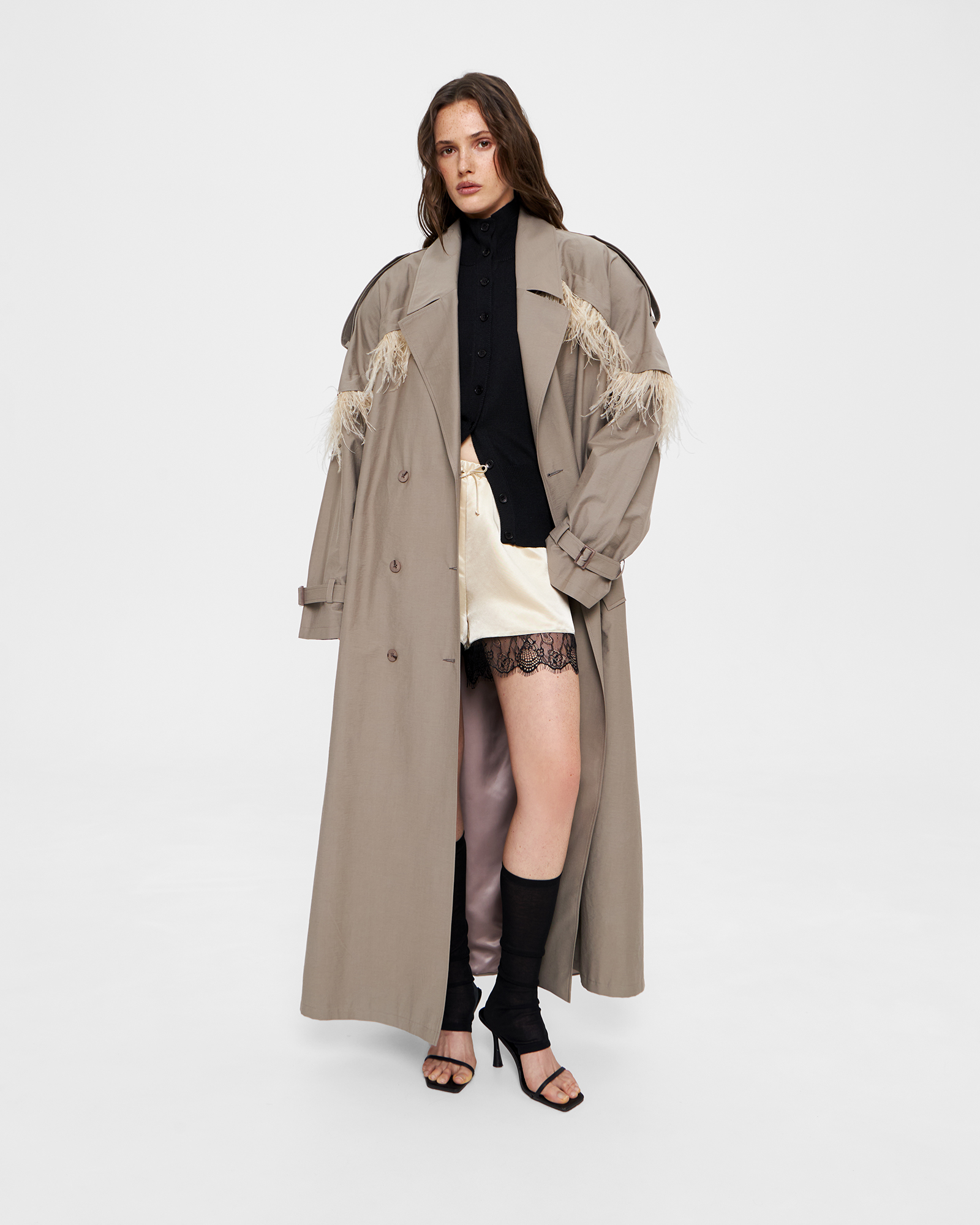 Плащ длины макси с перьевой опушкой в пыльно-сером цвете