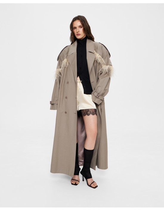 Плащ длины макси с перьевой опушкой в пыльно-сером цвете