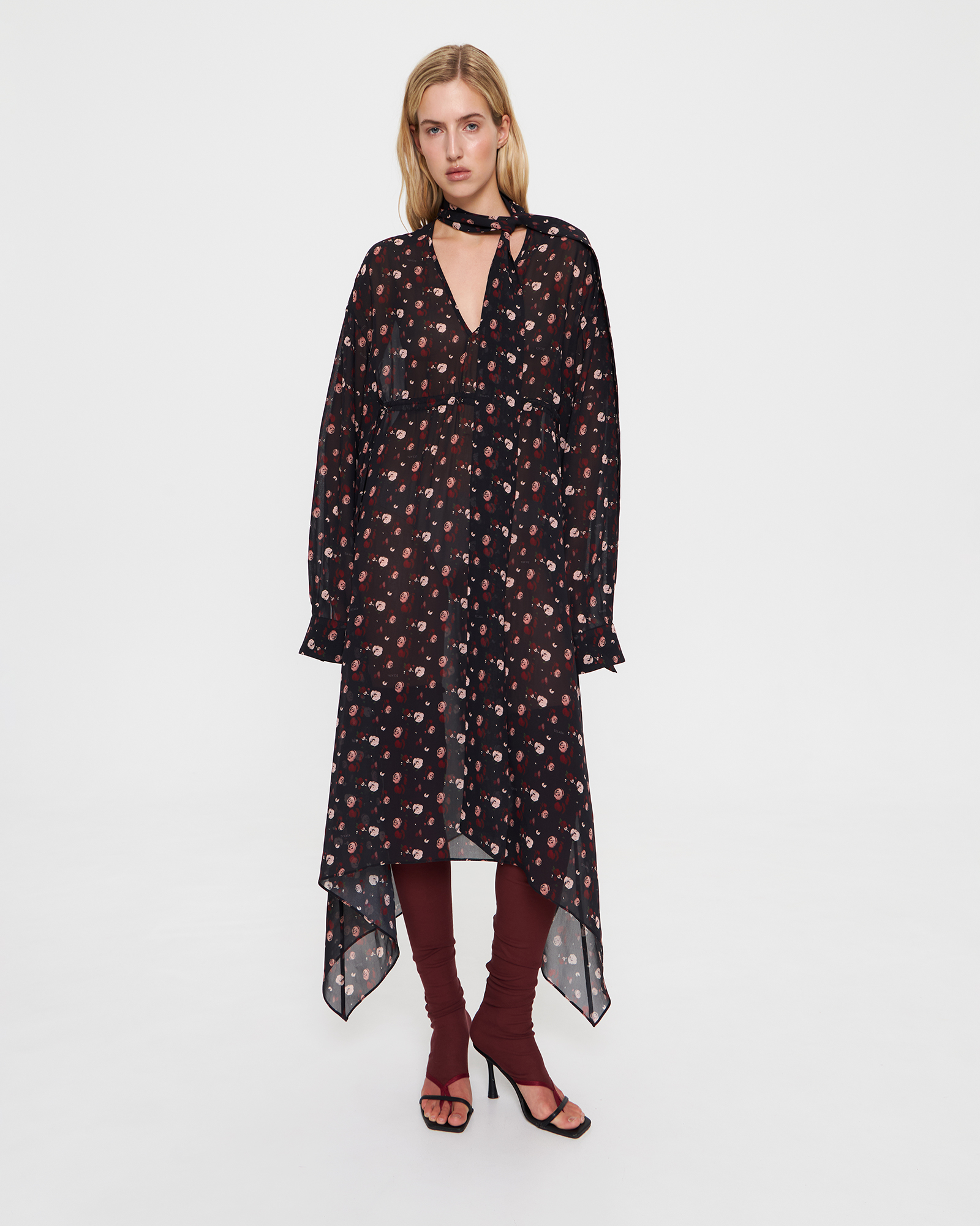 Платье с кулисой и V-вырезом