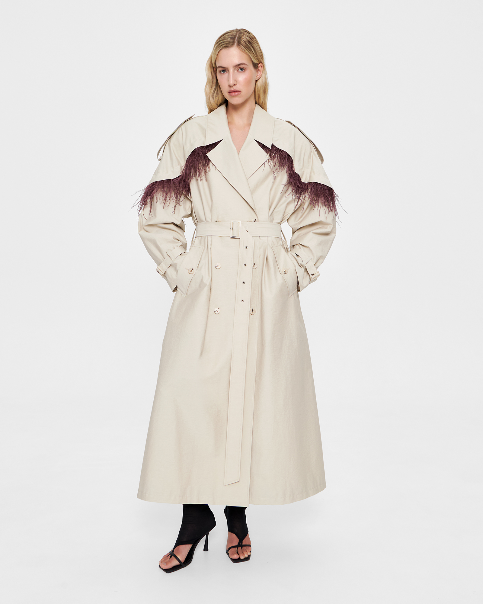 Плащ длины макси с перьевой опушкой в молочном цвете