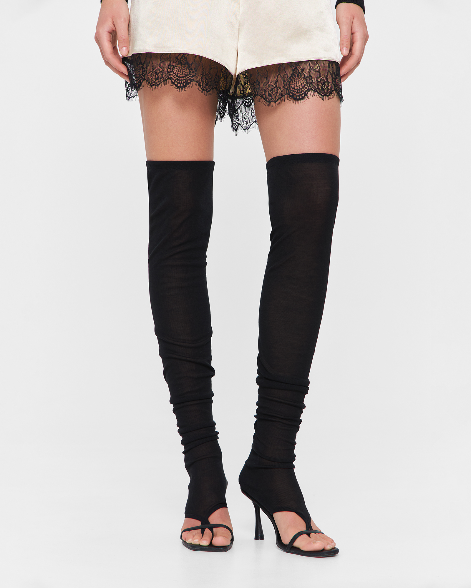 Чулки из тонкого трикотажа в черном цвете