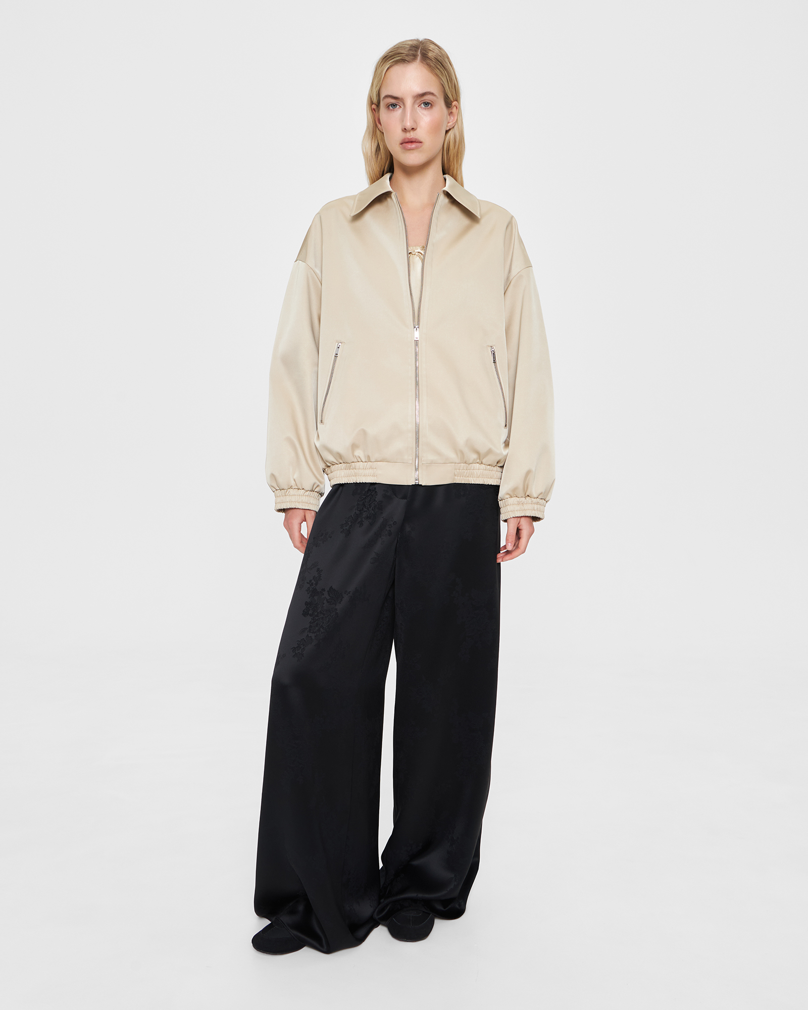 Бомбер из атласа в песочном цвете