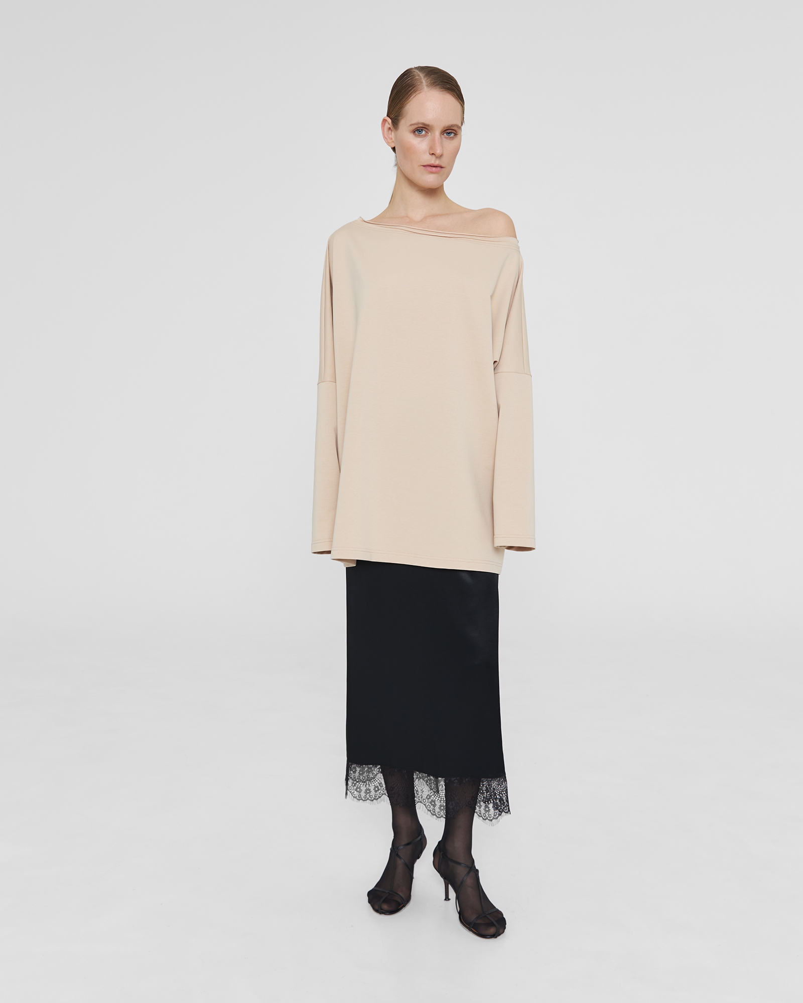 Лонгслив со спущенным плечом в цвете beige