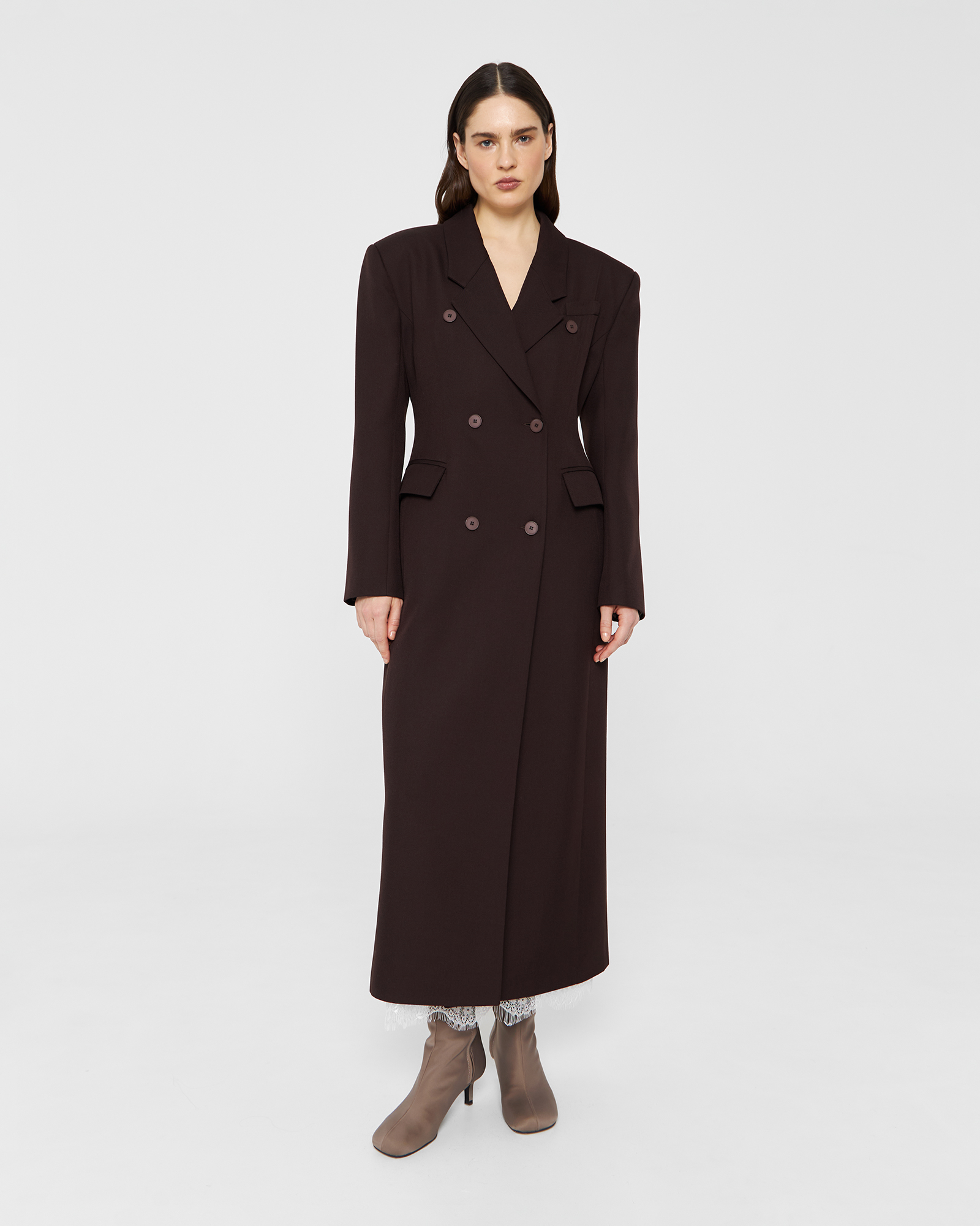 Приталенный пиджак длины макси в шоколадном цвете