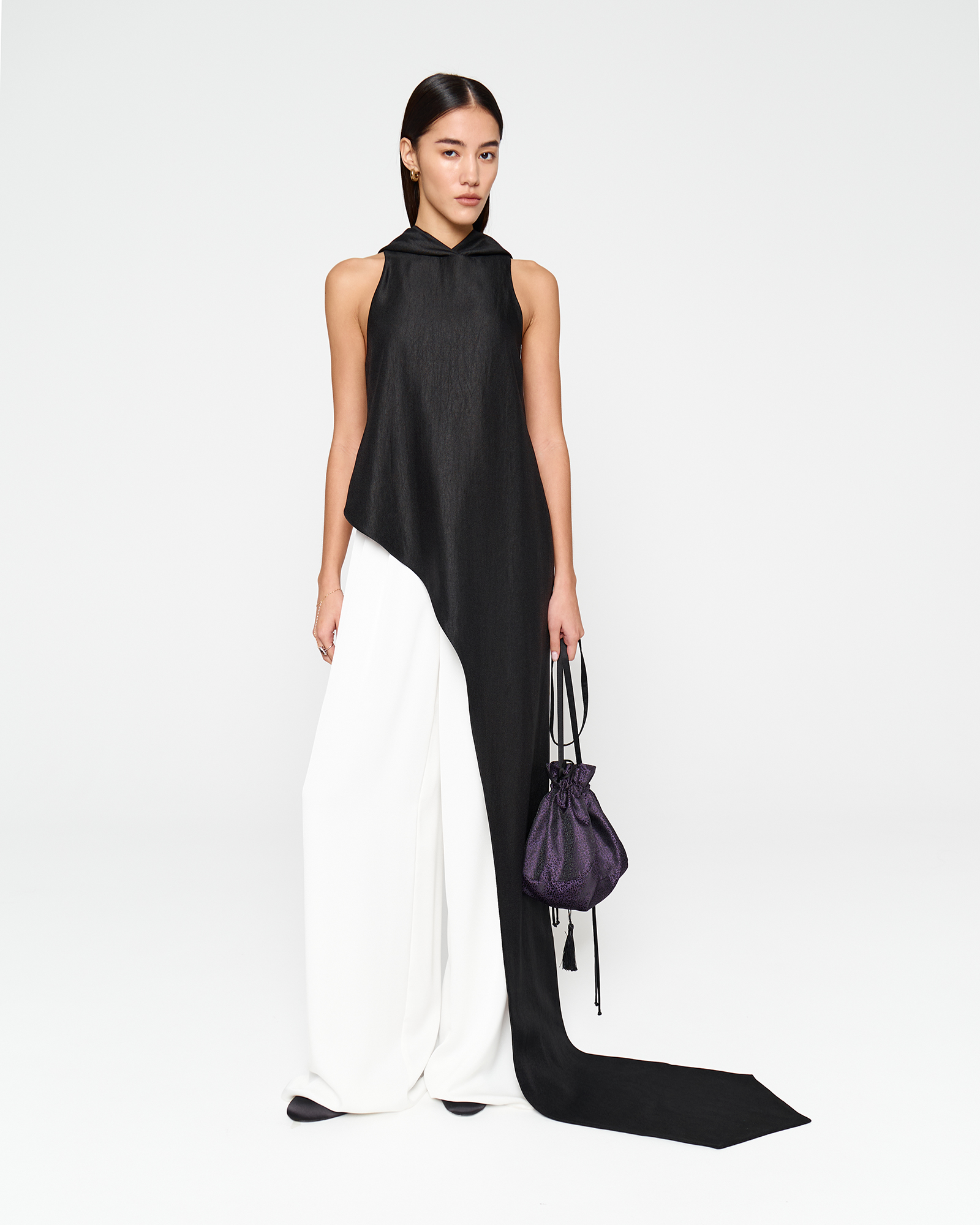 Топ с капюшоном и шлейфом в черном цвете