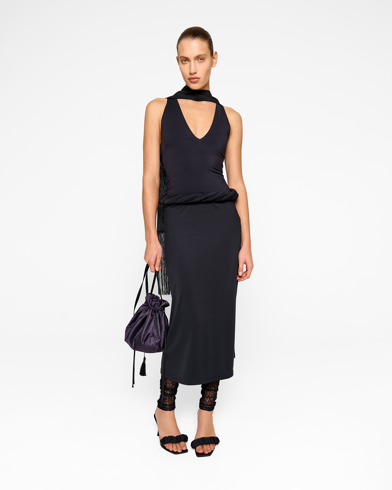 Топ с глубоким вырезом в черном цвете