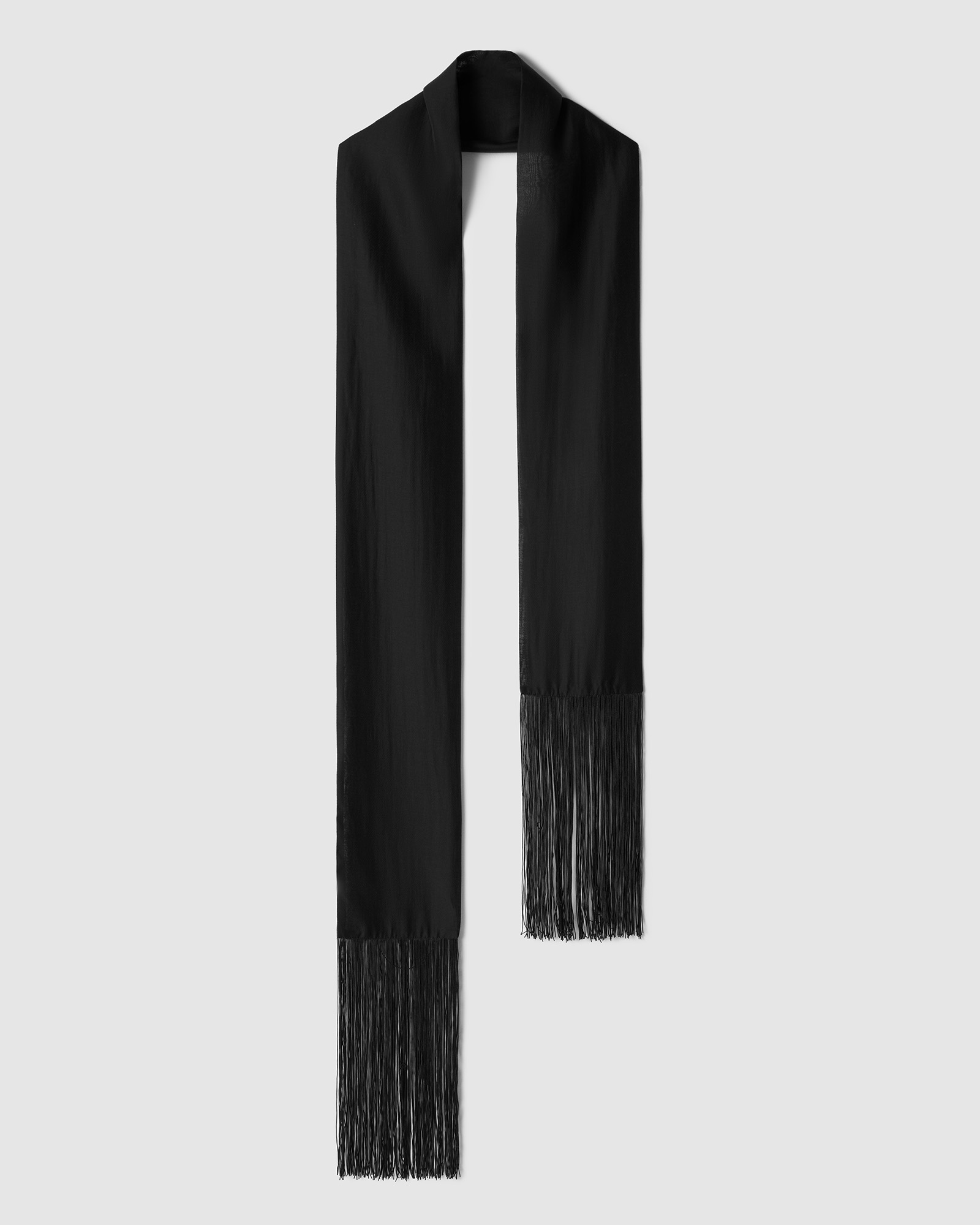 Шарф с бахромой в черном цвете