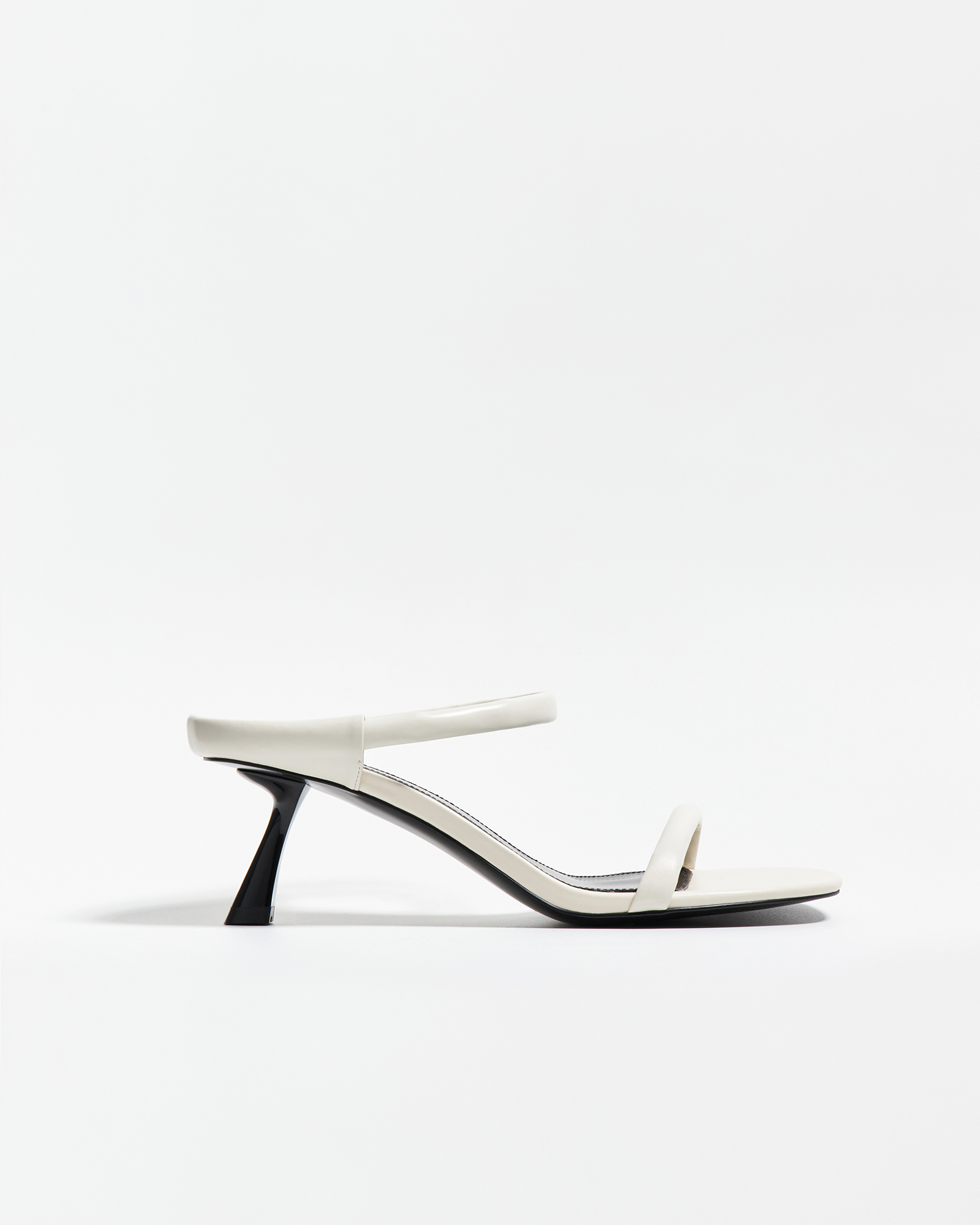 Босоножки в белом цвете