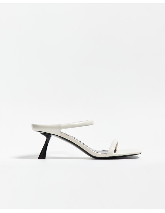 Босоножки в белом цвете