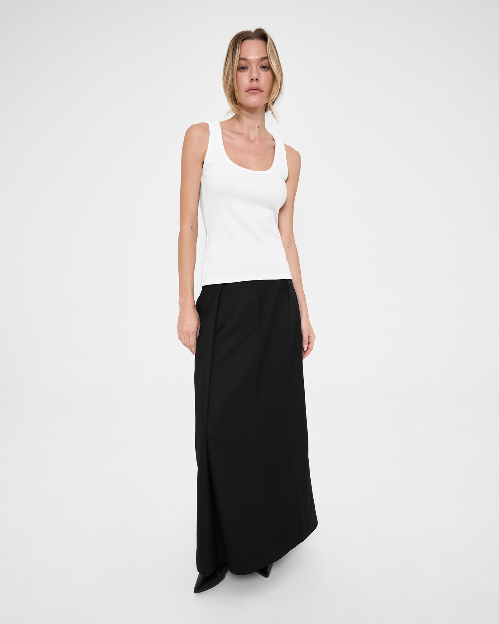 Майка с глубоким вырезом в молочном цвете