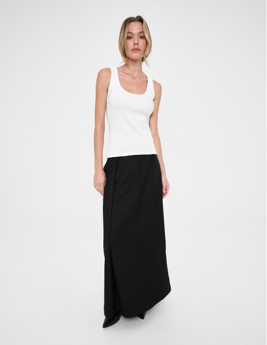 Майка с глубоким вырезом в молочном цвете