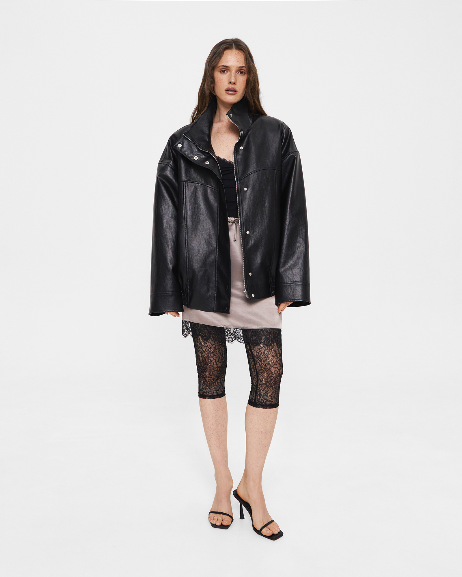 Бомбер с воротником-стойкой в черном цвете