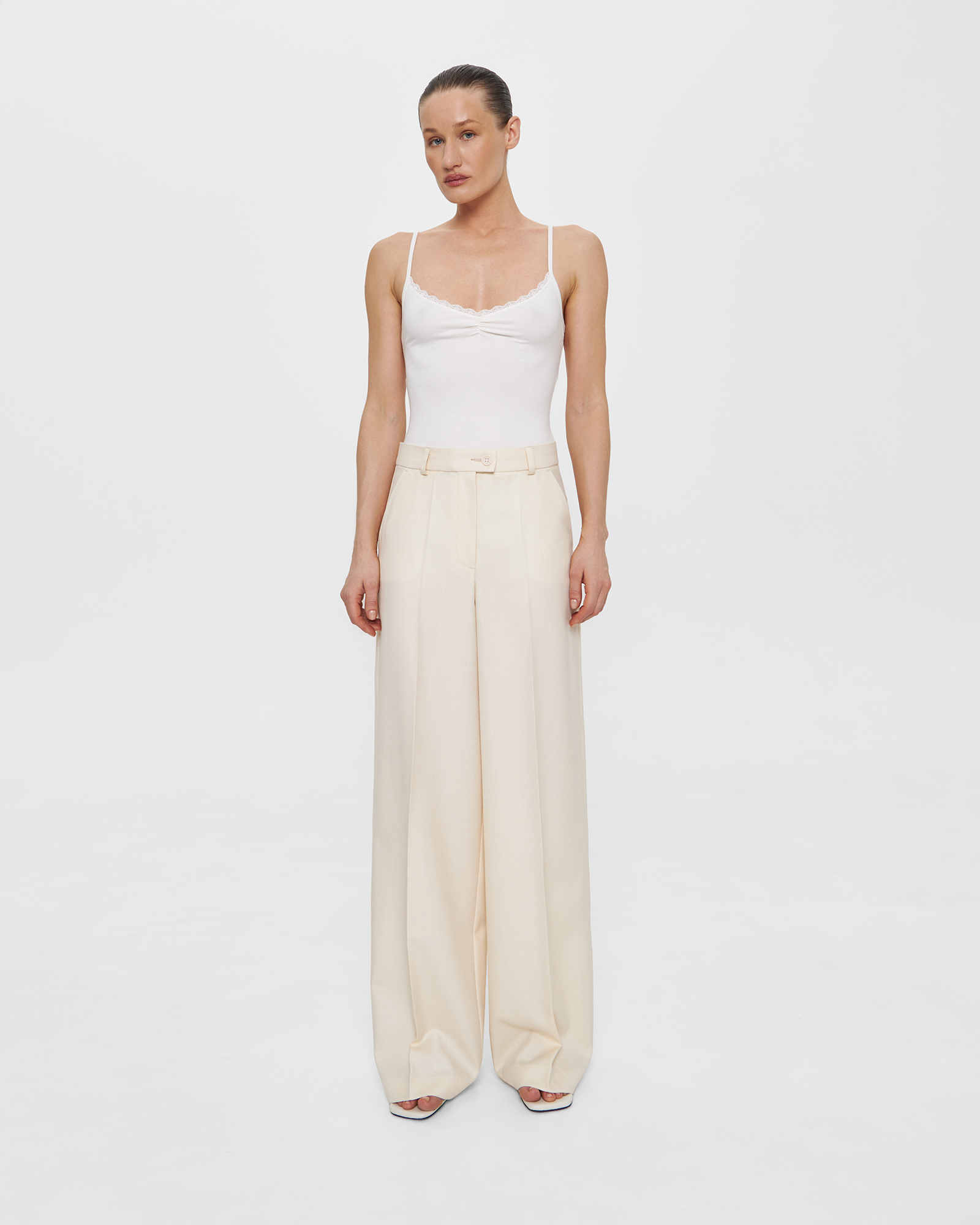 Широкие брюки в мужском стиле в сливочном цвете