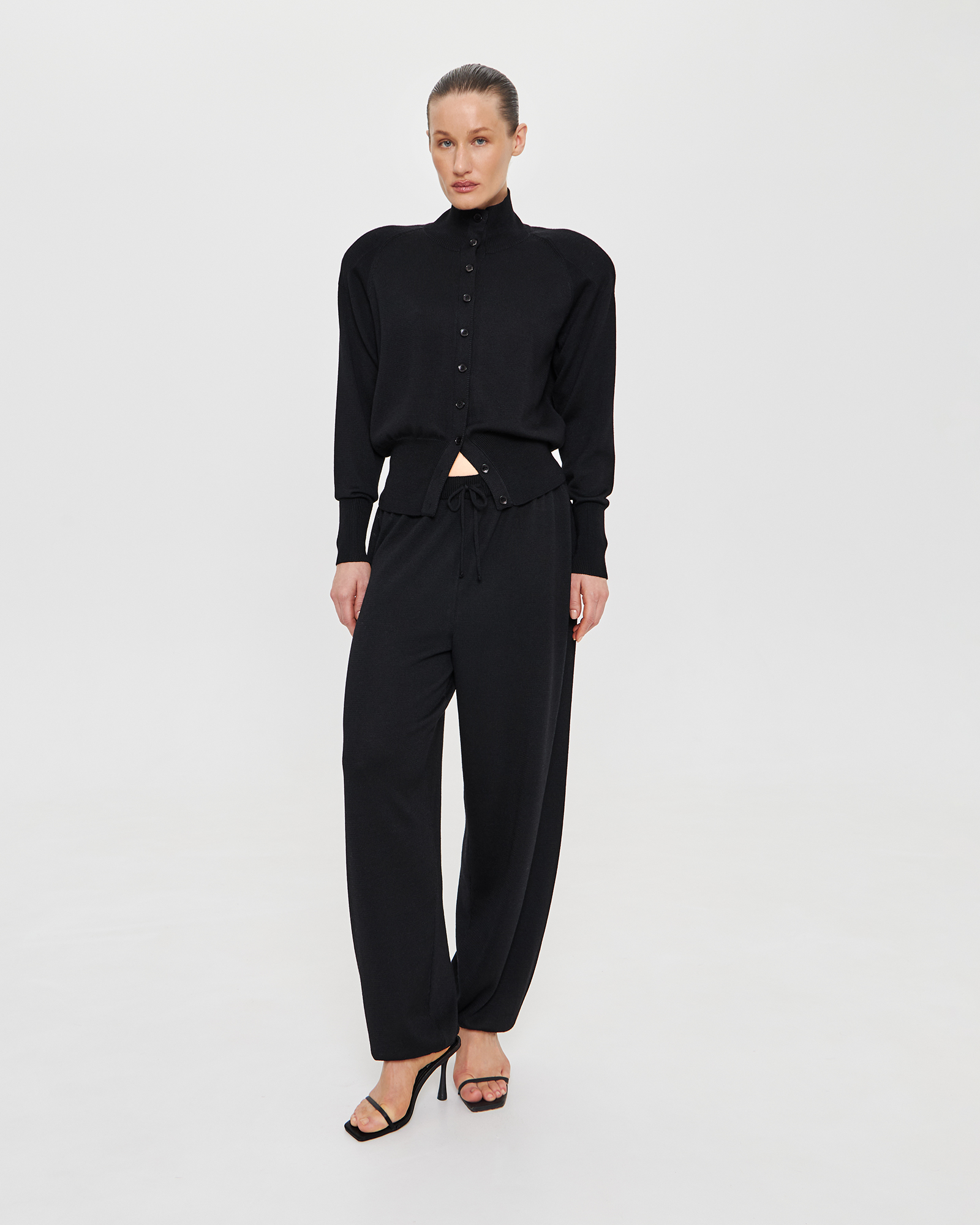 Кардиган с подплечниками в черном цвете