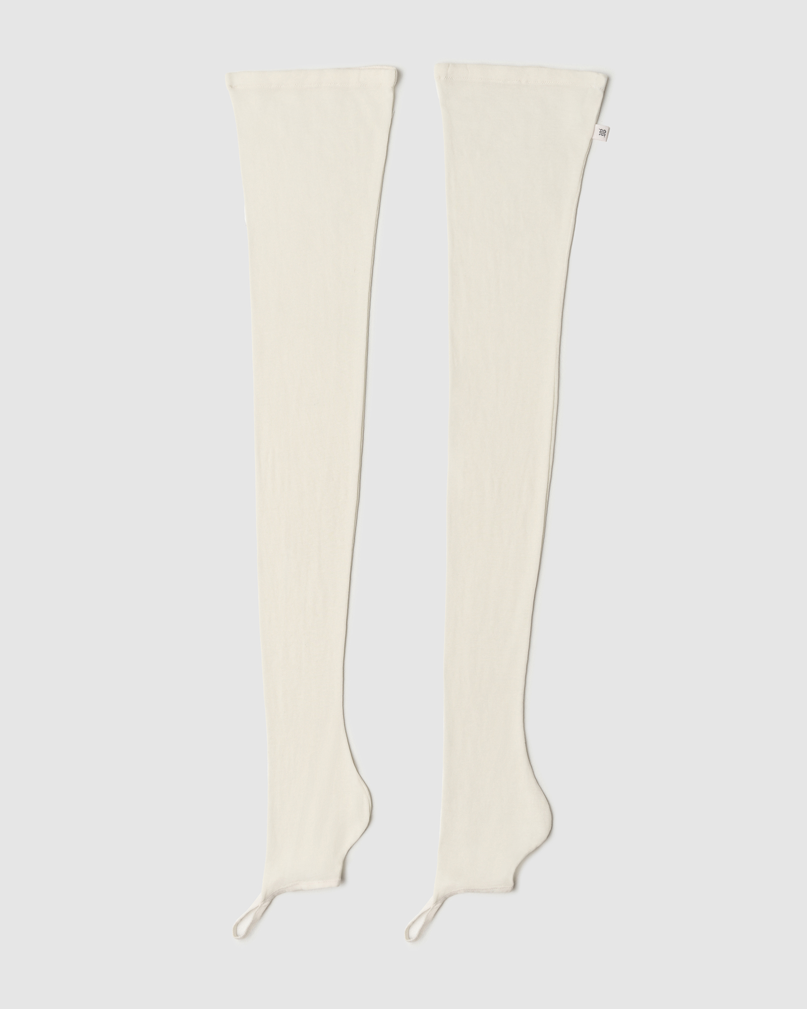 Чулки из тонкого трикотажа в молочном цвете