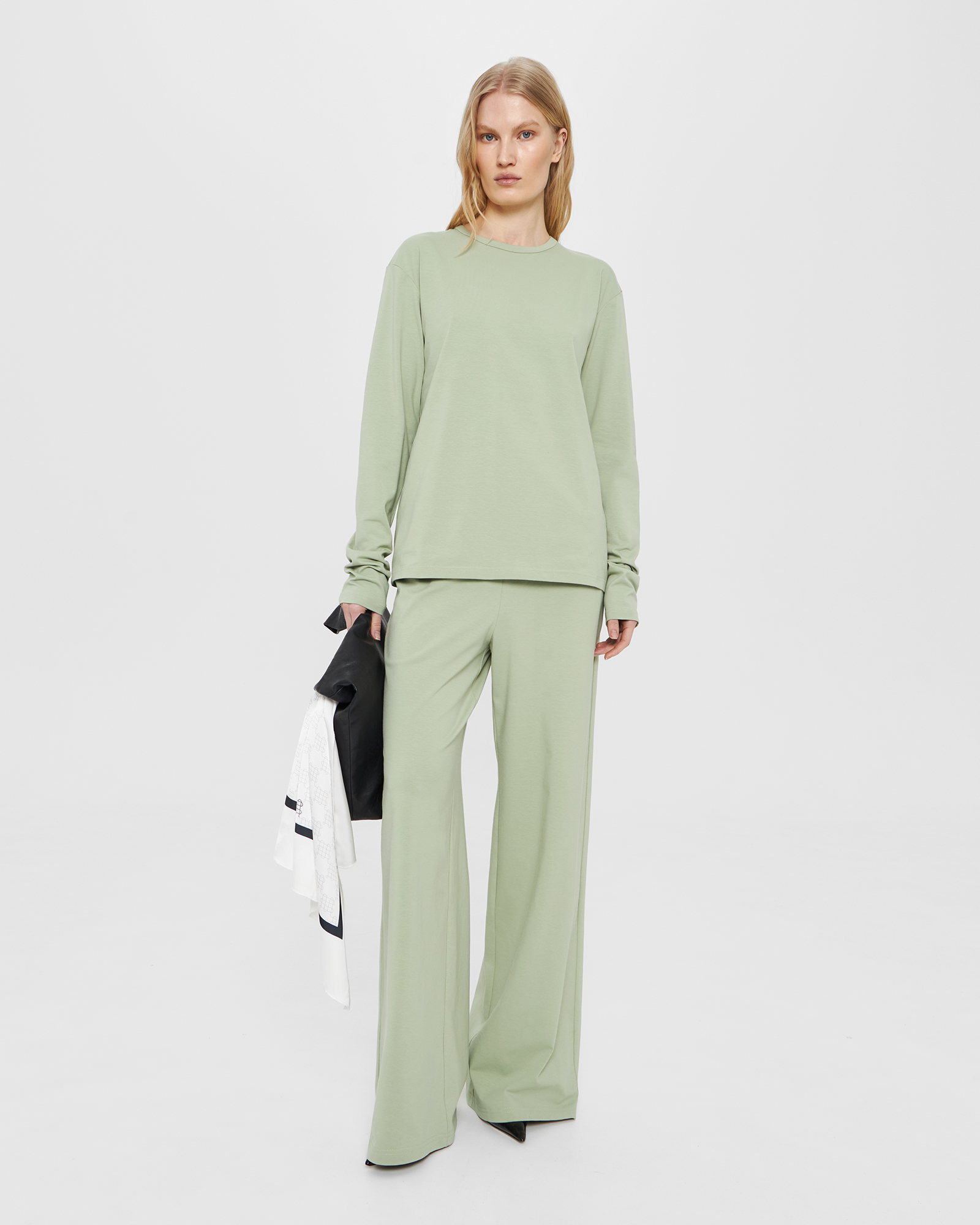 Прямые брюки на резинке в оливковом цвете