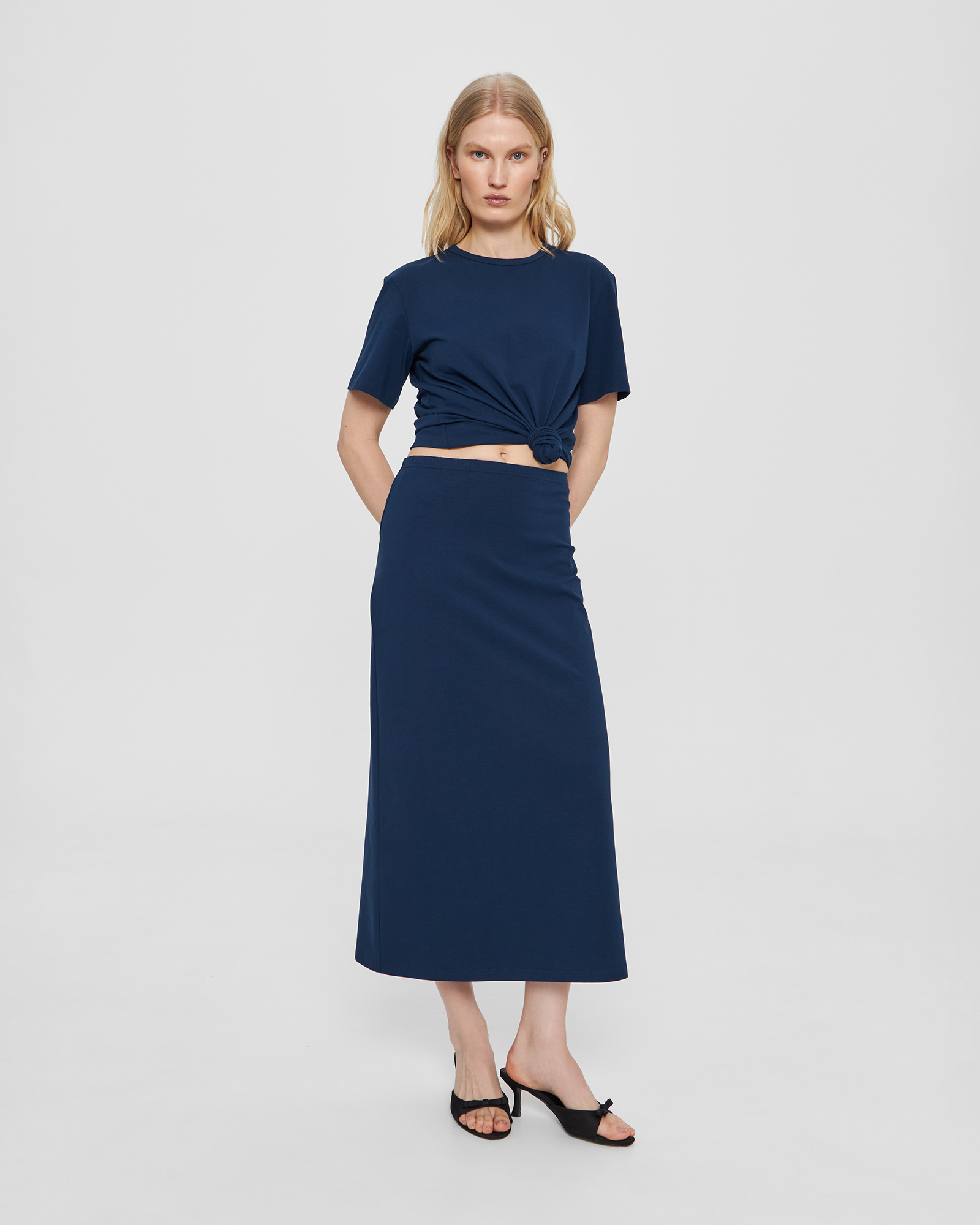 Прямая юбка на резинке в синем цвете